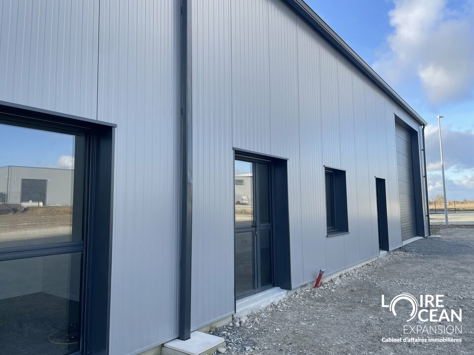 À louer – Locaux d&rsquo;activité de 250 m² à 500 m² modulables à La Chapelle Basse Mer.
