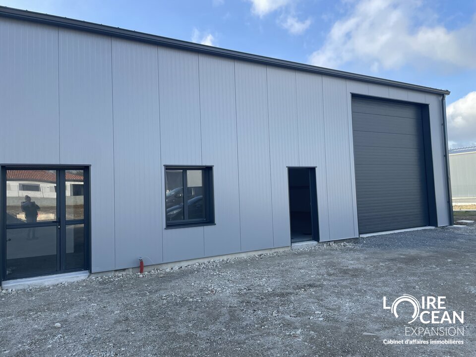À louer – Locaux d&rsquo;activité de 250 m² à 500 m² modulables à La Chapelle Basse Mer.