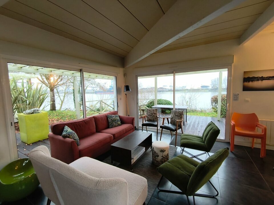Bureaux 120 m²  Bord de Loire  Terrasse 40 m²  Visibilité axe passant