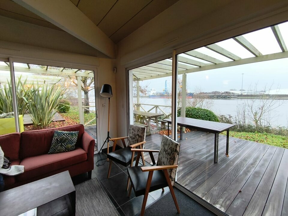 Bureaux 120 m²  Bord de Loire  Terrasse 40 m²  Visibilité axe passant