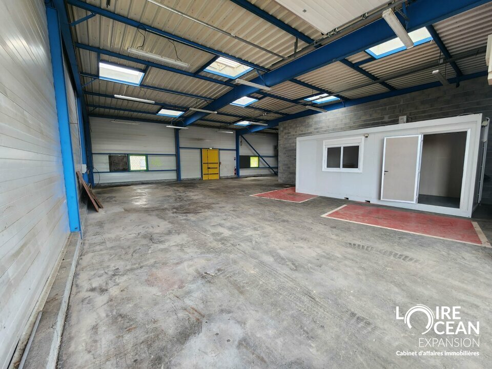 LOIRE OCÉAN EXPANSION vous propose à la LOCATION :

Un local d’activité de 318 m², situé en zone industrielle sur le secteur de Vallet (44), bénéficiant d’une forte visibilité sur l’axe Clisson / Ancenis.
Implanté sur une parcelle clôturée de 1 000 m²
