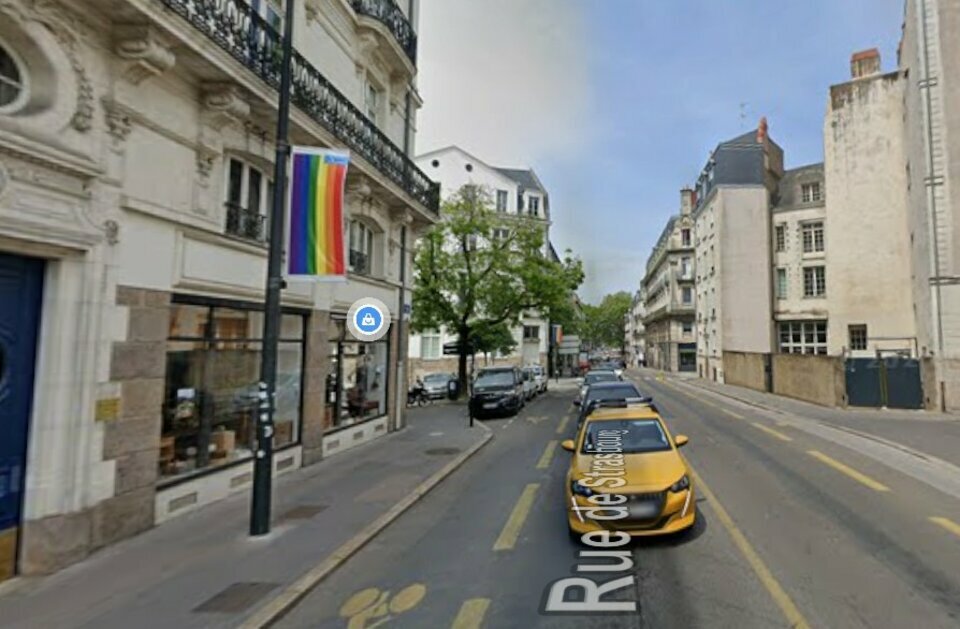 Local commercial de 80 m² à fort potentiel  Proche mairie et château