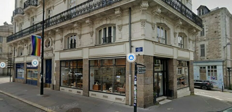 Local commercial de 80 m² à fort potentiel  Proche mairie et château
