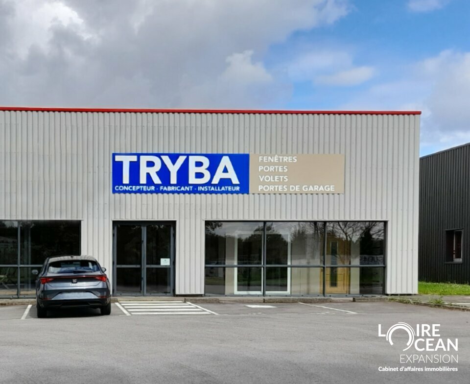 À LOUER  Local commercial 355 m²  RD 723