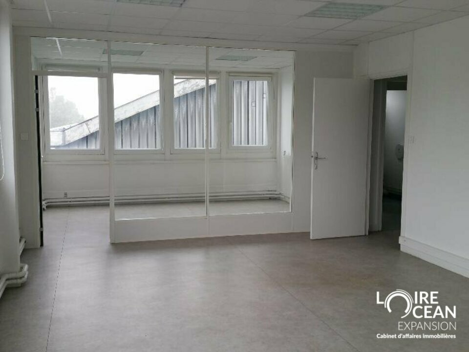 Bureaux PMR avec ascenseur – Visibilité exceptionnelle Route de Paris R+1