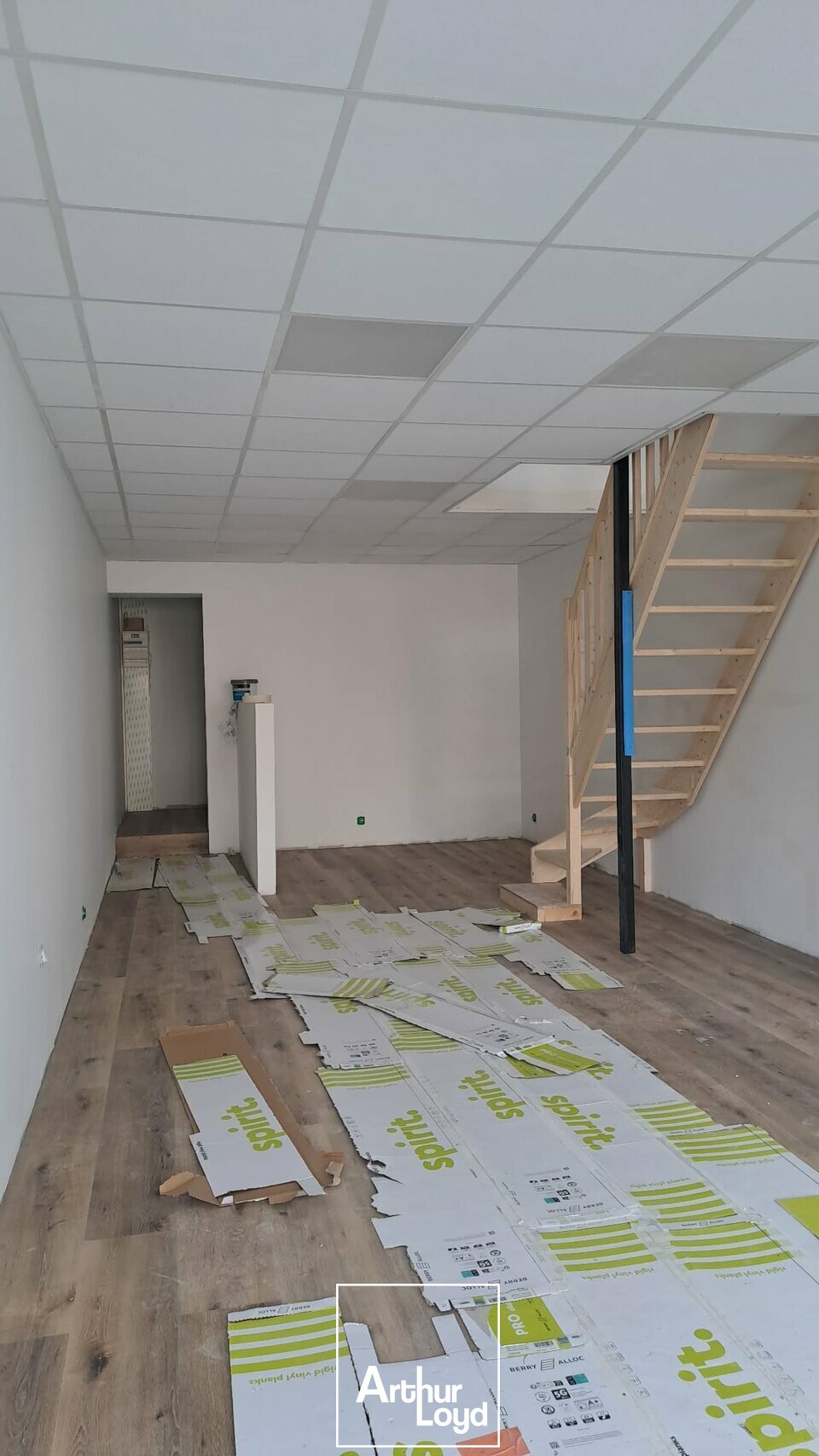 Local Commercial Rénové avec Large Vitrine et Parking - Brive