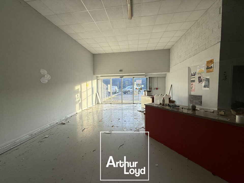 Local commercial de 526 m² à louer  Forte visibilité zone Ouest