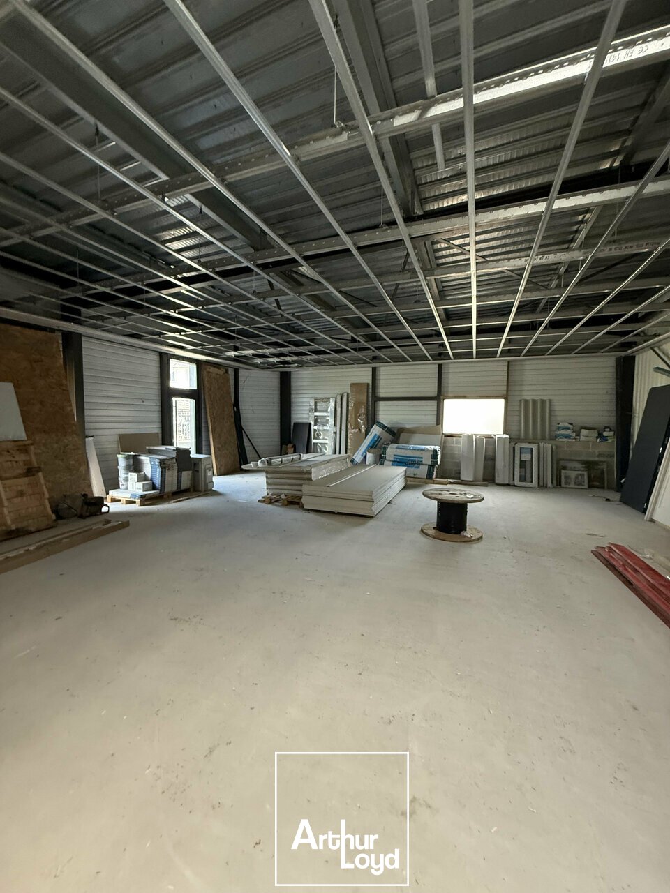 centre-ville - axe passant - parking attenant 