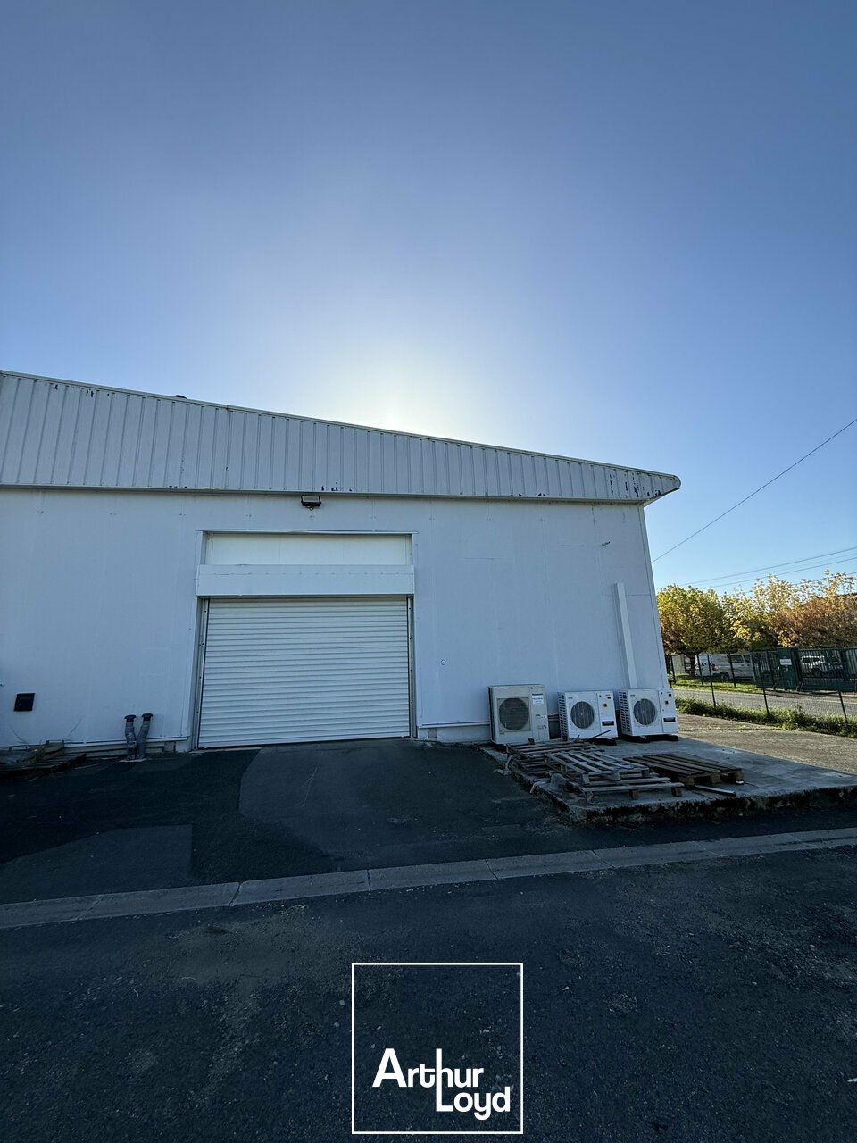 A vendre Locaux d'activité 1455m² Chartrier-Ferrière