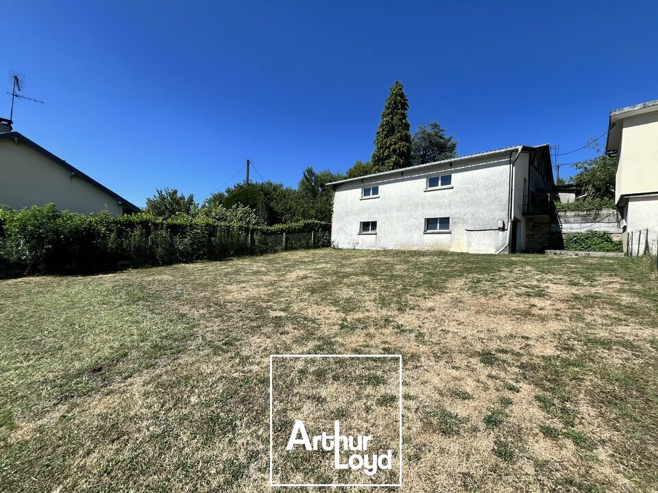 Local Industriel/Stockage 220 m² avec Deux Garages et Sous-Sol