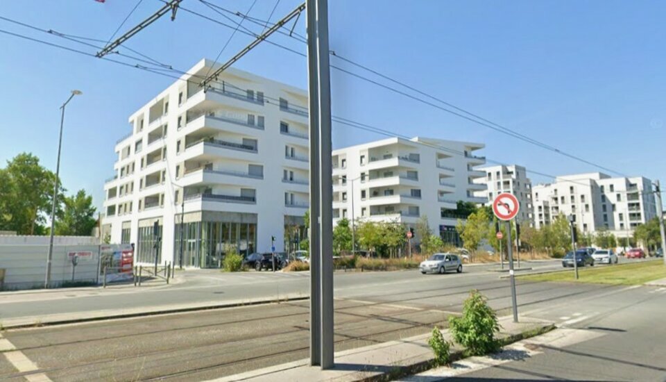 LOCAL COMMERCIAL A LOUER A MERIGNAC AU PIED DU TRAM