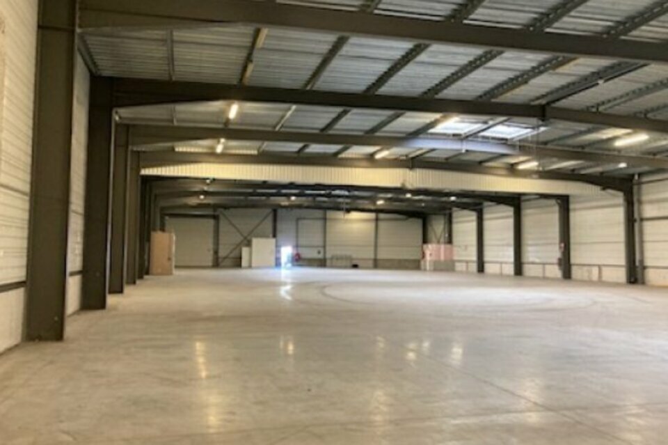 LOCAL D'ACTIVITE ENTREPOT A LOUER LE HAILLAN 2000 M²