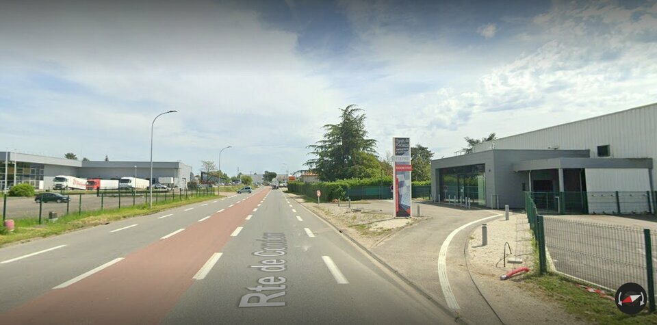 Local Numéro 1, avec parkings le Passage, proche autoroute.  