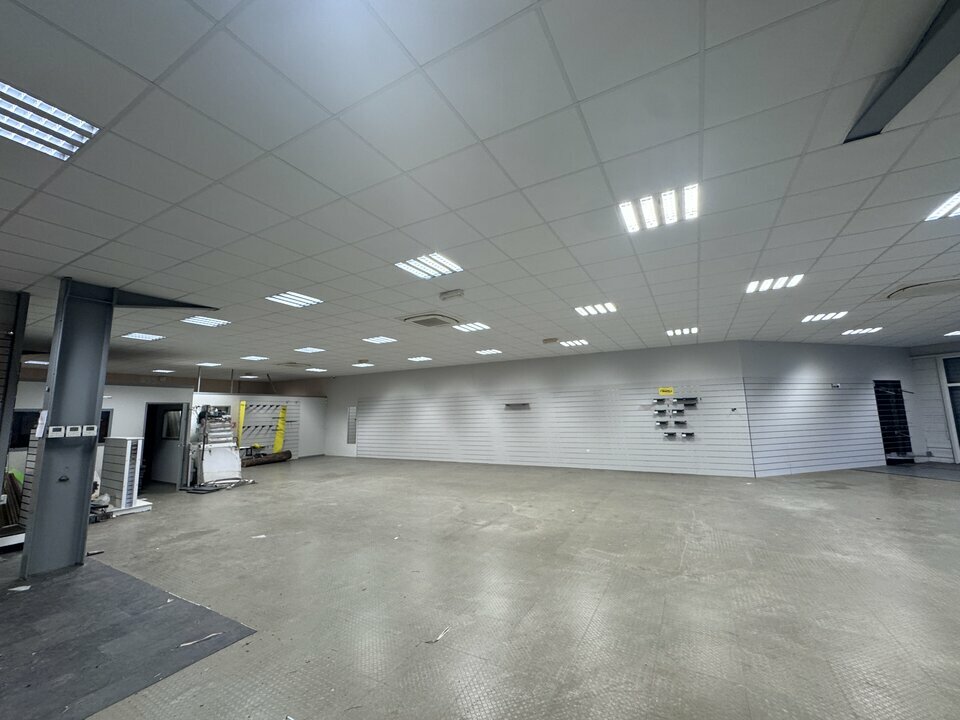 A Boé, sur un axe commercial, 330 m² avec parkings !! Rare