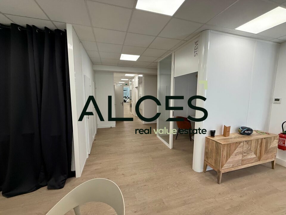 BUREAUX À VENDRE JARDIN PUBLIC