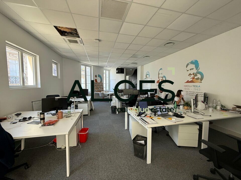 BUREAUX À VENDRE JARDIN PUBLIC